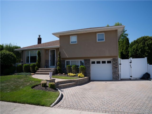  3 BR,  2.00 BTH &nbsp;Split level style home in Plainview