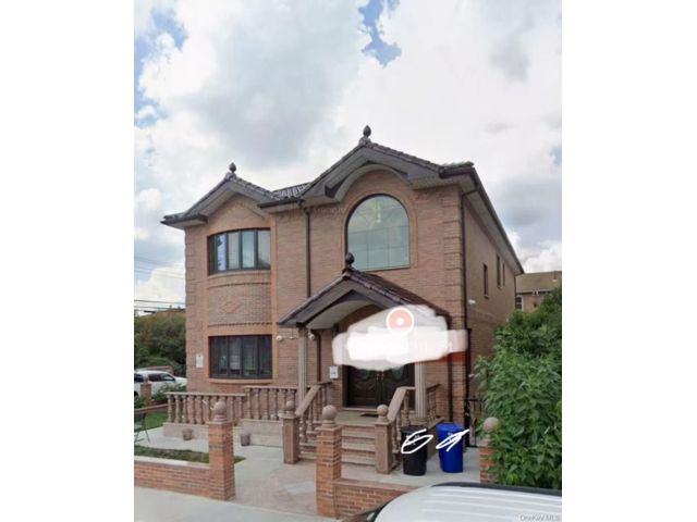 8 BR,  6.00 BTH &nbsp;House style home in Flushing