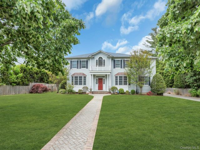  6 BR,  6.00 BTH &nbsp;Colonial style home in Manhasset