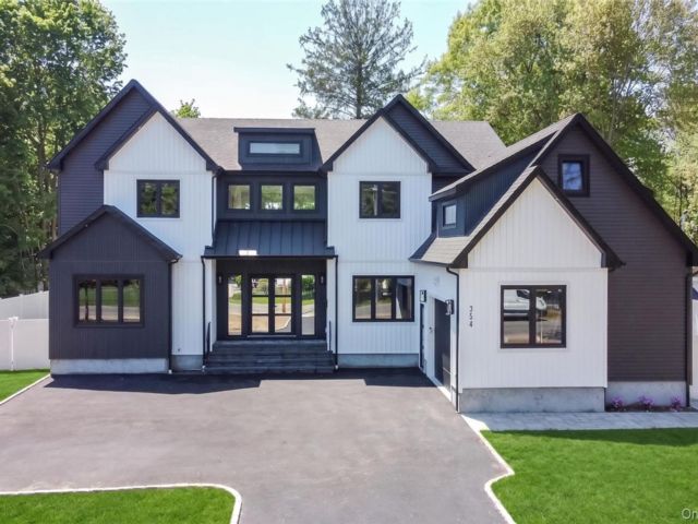  5 BR,  4.00 BTH &nbsp;Colonial style home in West Babylon