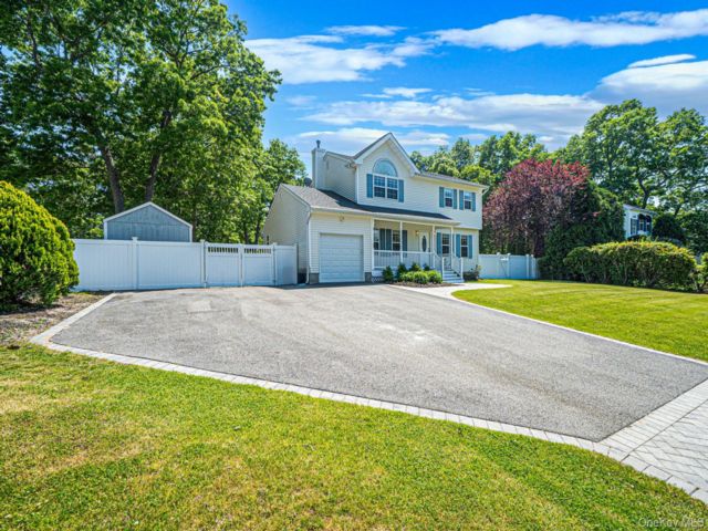  3 BR,  3.00 BTH &nbsp;Colonial style home in Coram