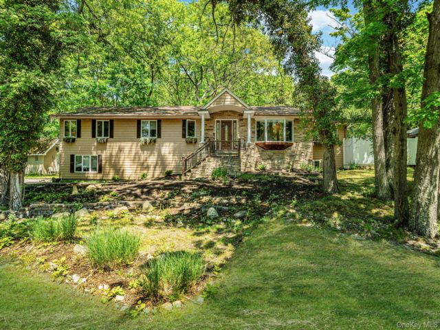  3 BR,  3.00 BTH &nbsp;Exp ranch style home in Yaphank