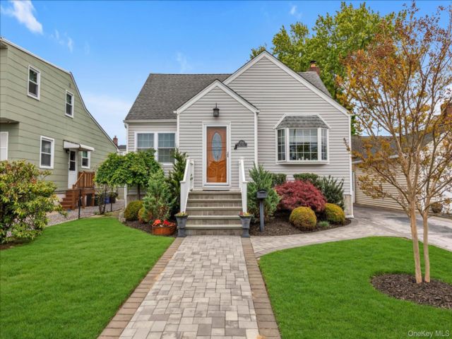  3 BR,  2.00 BTH &nbsp;Cape cod style home in Merrick