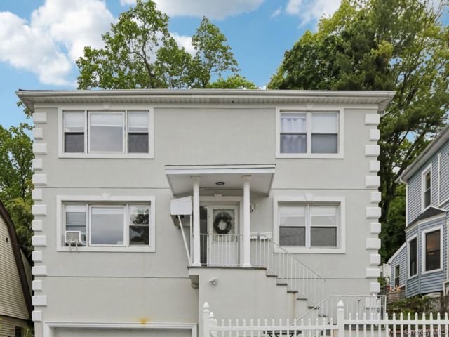 3 BR,  2.00 BTH &nbsp;House style home in Yonkers