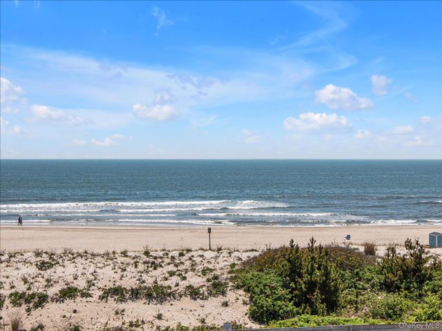  4 BR,  4.00 BTH &nbsp;Contemporary style home in Long Beach
