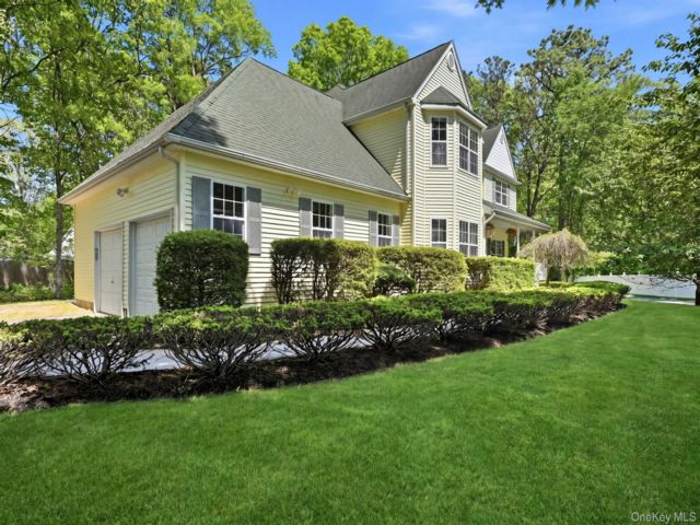  4 BR,  3.00 BTH &nbsp;Colonial style home in Holtsville