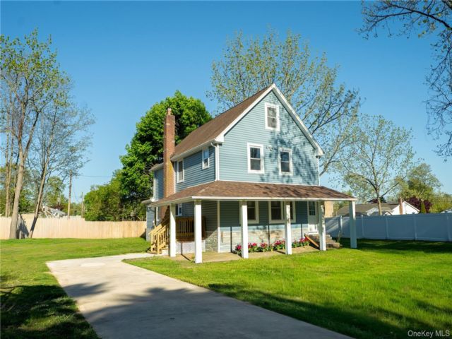  6 BR,  2.00 BTH &nbsp;Colonial style home in Ronkonkoma