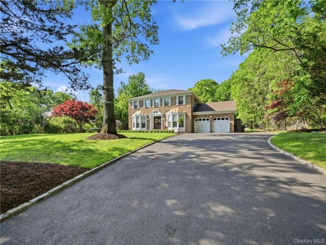  4 BR,  3.00 BTH &nbsp;Colonial style home in Stony Brook