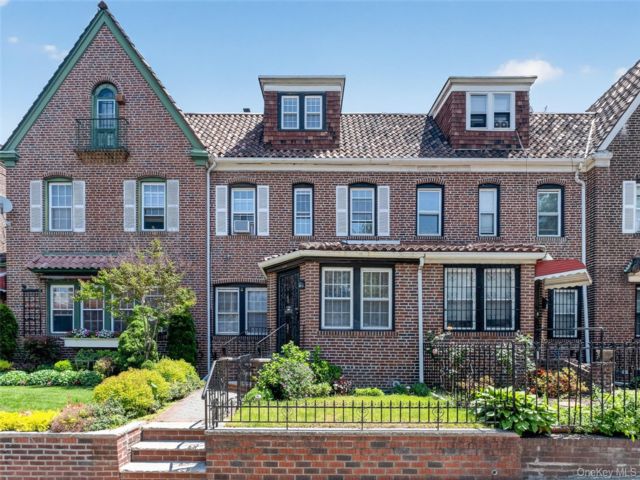  4 BR,  3.00 BTH &nbsp;House style home in Jackson Heights