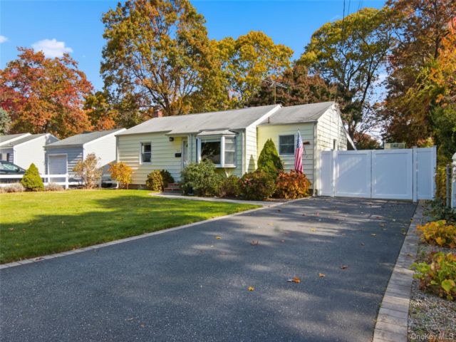  2 BR,  1.00 BTH &nbsp;Ranch style home in East Northport