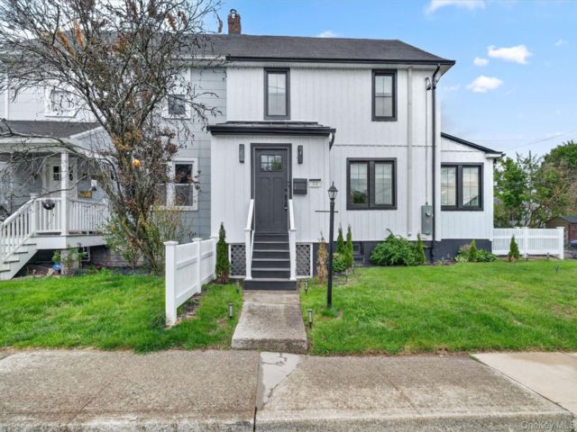  3 BR,  2.00 BTH &nbsp;House style home in Beacon