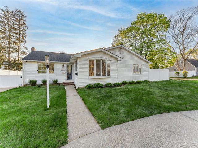  2 BR,  1.00 BTH &nbsp;Ranch style home in Bay Shore