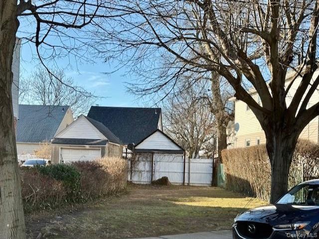 Lot <b>Size:</b>  &nbsp;House style home in Springfield Gardens