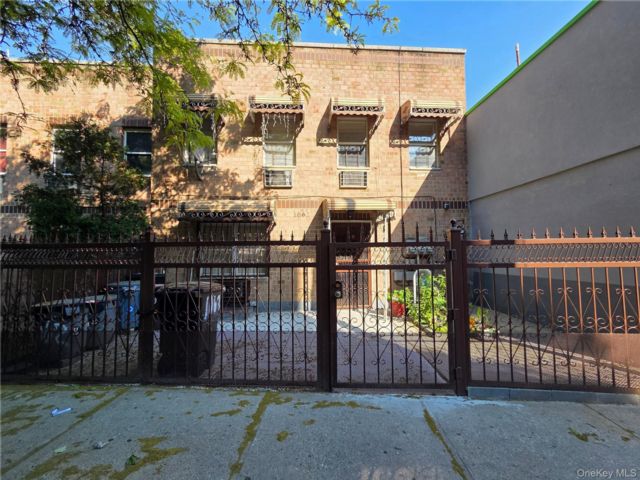  6 BR,  4.00 BTH &nbsp;Row dwelling style home in Stadium