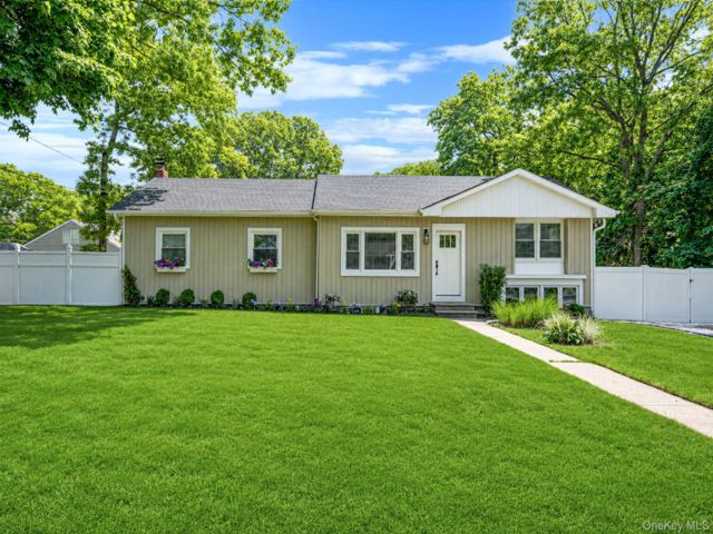  4 BR,  2.00 BTH &nbsp;Ranch style home in Medford