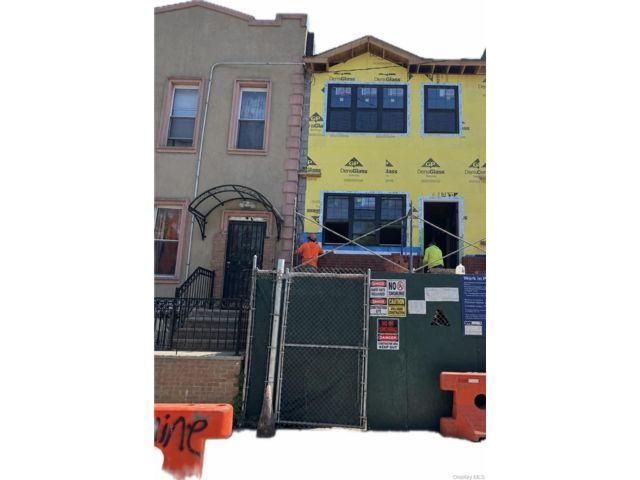  6 BR,  4.00 BTH &nbsp;House style home in East New York
