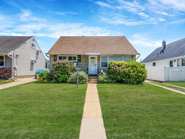  4 BR,  1.00 BTH &nbsp;Cape cod style home in Hicksville