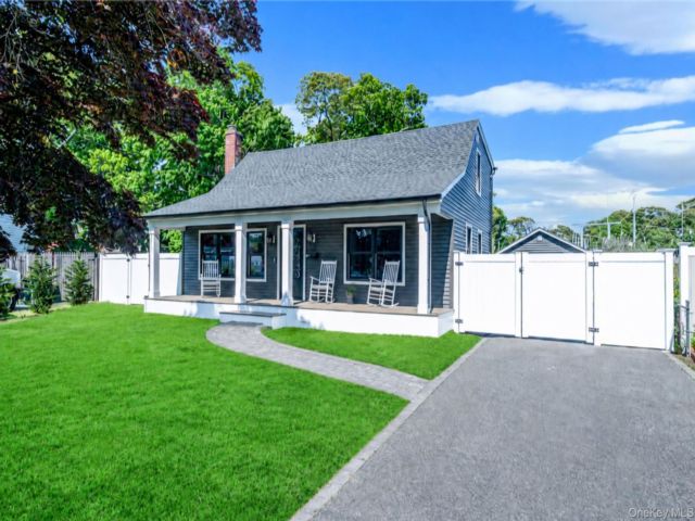 4 BR,  2.00 BTH &nbsp;Exp cape style home in Lake Ronkonkoma