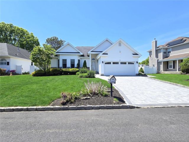  3 BR,  3.00 BTH &nbsp;Ranch style home in Holtsville