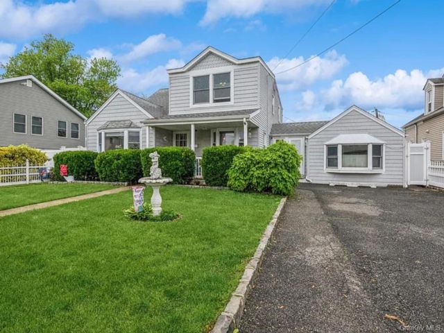  2 BR,  1.00 BTH &nbsp;Cape cod style home in Island Park