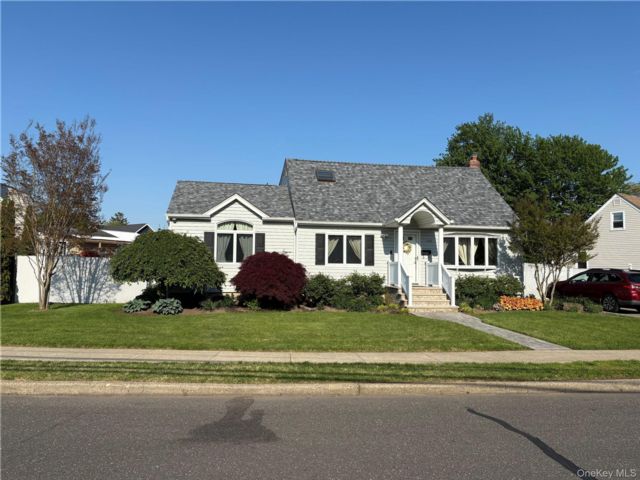 [Lindenhurst Real Estate, listing number 7290100]
