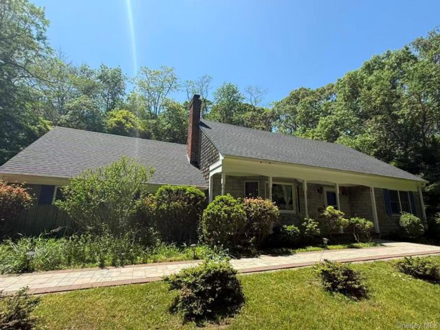  4 BR,  3.00 BTH &nbsp;Cape cod style home in East Setauket