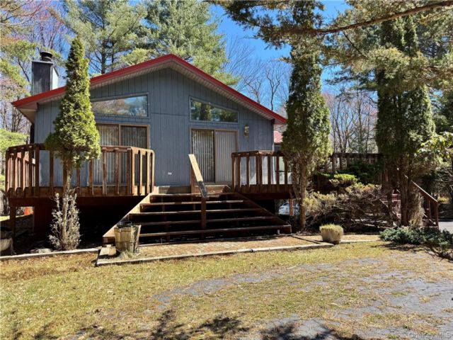  3 BR,  3.00 BTH &nbsp;Chalet style home in Smallwood