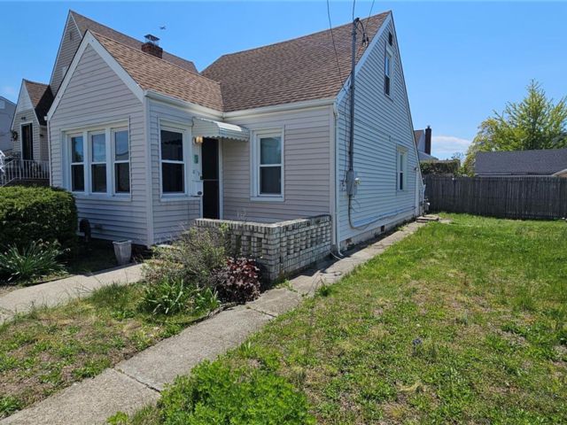  3 BR,  2.00 BTH &nbsp;Cape cod style home in Island Park