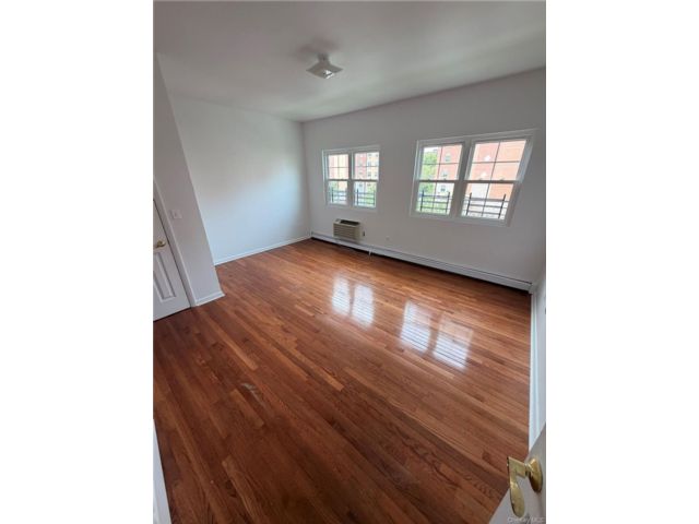  3 BR,  2.00 BTH &nbsp;House style home in Jamaica