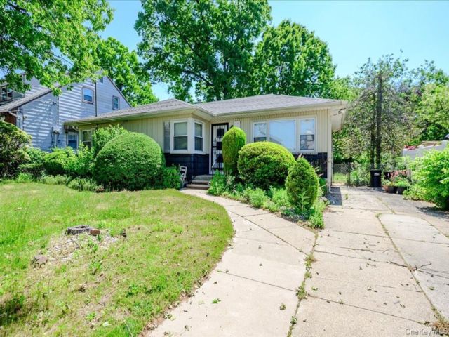  3 BR,  1.00 BTH &nbsp;Ranch style home in Laurelton