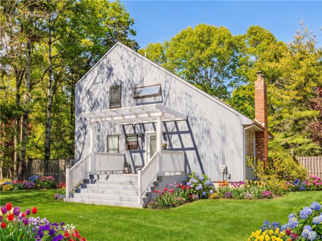  3 BR,  3.00 BTH &nbsp;Saltbox style home in East Hampton