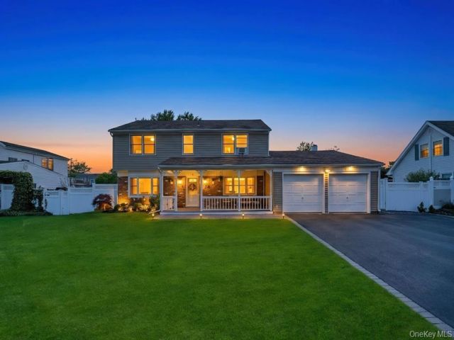  4 BR,  3.00 BTH &nbsp;Colonial style home in Lake Grove