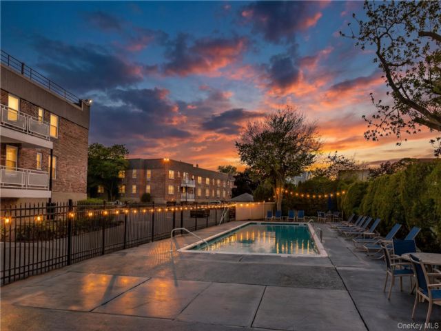 [Lynbrook Real Estate, listing number 7290228]