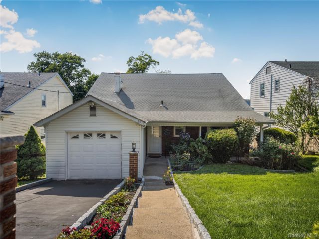  4 BR,  3.00 BTH &nbsp;A-frame style home in Yonkers