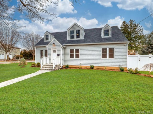  5 BR,  3.00 BTH &nbsp;Exp cape style home in Plainview