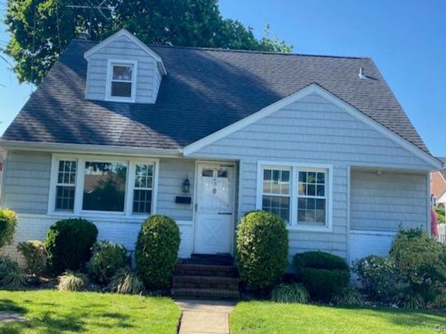  4 BR,  2.00 BTH &nbsp;Cape cod style home in Mineola