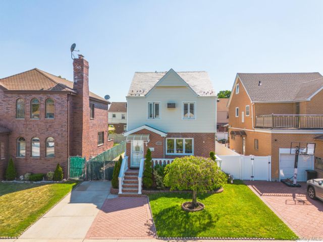  3 BR,  6.00 BTH &nbsp;Colonial style home in Fresh Meadows