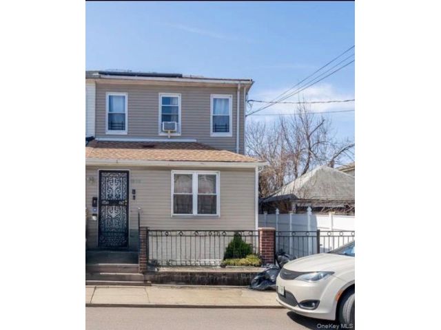  3 BR,  1.00 BTH &nbsp;Colonial style home in Saint Albans