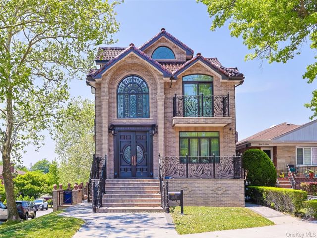  7 BR,  6.00 BTH &nbsp;House style home in Whitestone