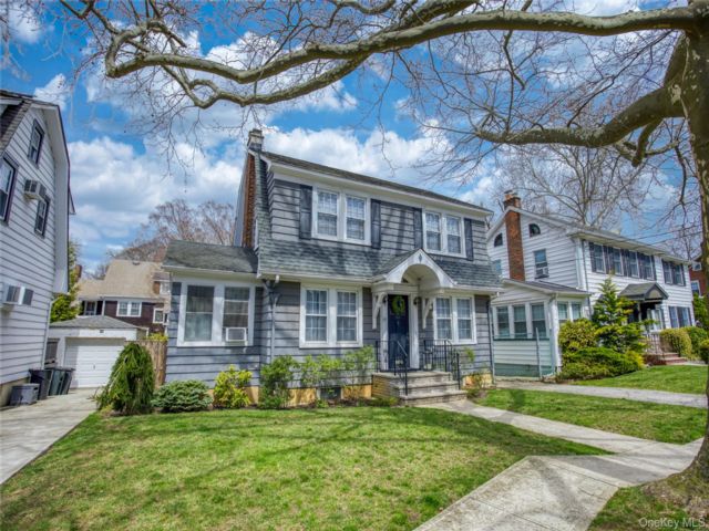  3 BR,  1.00 BTH &nbsp;Colonial style home in West Brighton