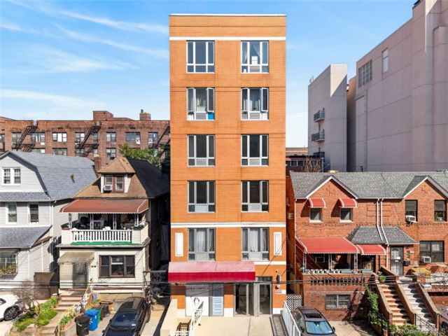 Studio,  0.00 BTH &nbsp;Commercial style home in Elmhurst