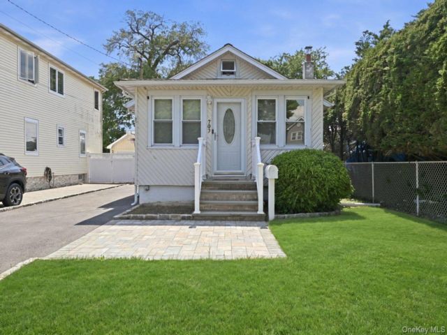  3 BR,  2.00 BTH &nbsp;Ranch style home in Lindenhurst
