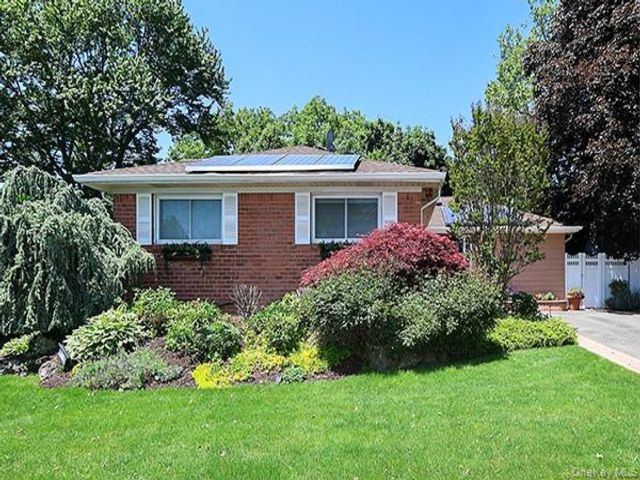  3 BR,  5.00 BTH &nbsp;Exp ranch style home in Plainview