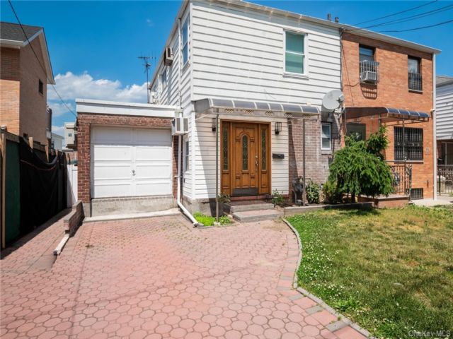  3 BR,  2.00 BTH &nbsp;Colonial style home in Flushing