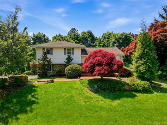  5 BR,  3.00 BTH &nbsp;Split level style home in East Northport