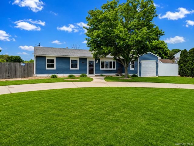  4 BR,  2.00 BTH &nbsp;Exp ranch style home in Bellport