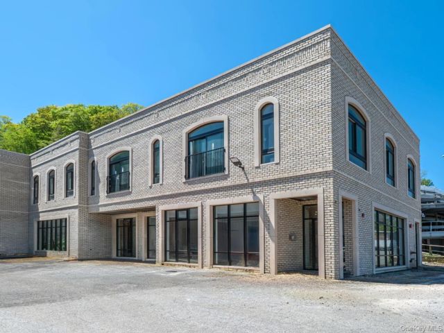  2 BR,  2.00 BTH &nbsp;Mediterranean style home in Roslyn