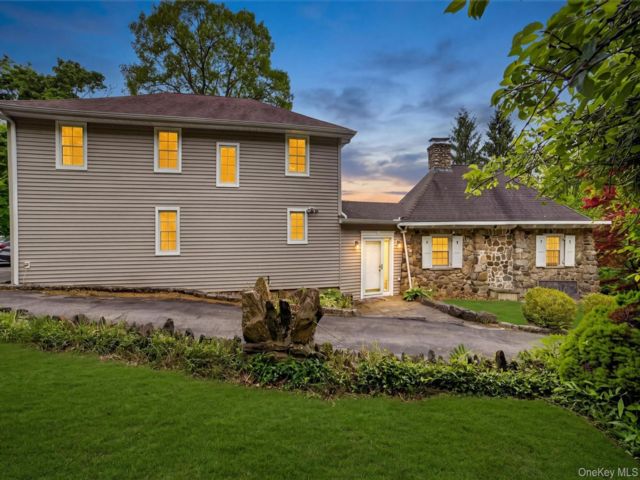  2 BR,  3.00 BTH &nbsp;Colonial style home in Croton-on-hudson