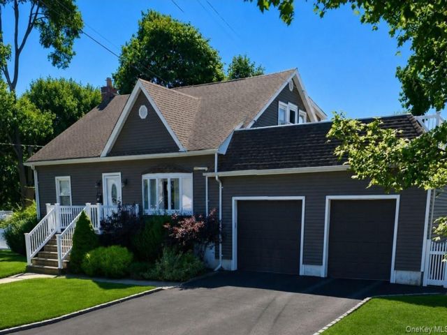  5 BR,  3.00 BTH &nbsp;Exp cape style home in West Babylon