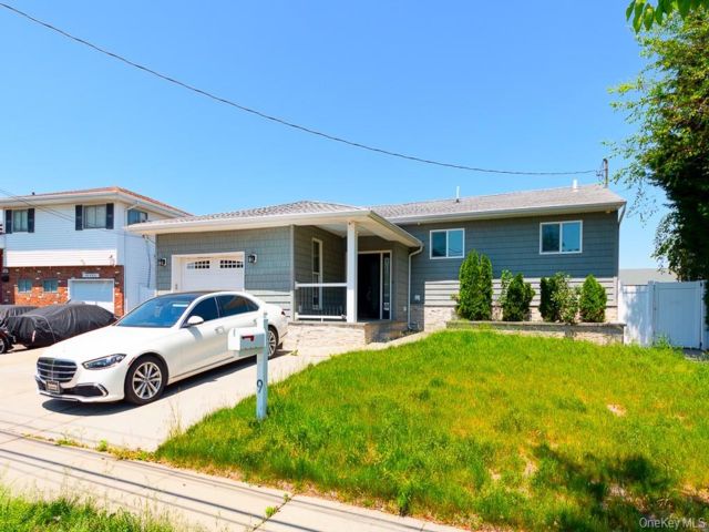  5 BR,  3.00 BTH &nbsp;A-frame style home in Freeport